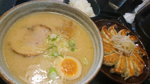 「浜松餃子とラーメンのセット」@五味八珍 メイワン店の写真