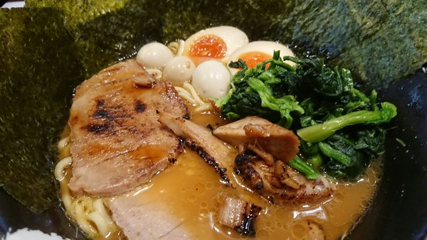 「全のせ家系豚骨醤油」@横浜家系ラーメン クマガ家の写真