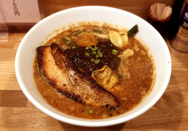「ブラックラーメン・辛さやや控えめ(850円)」@まっちゃんラーメン 一筋 葛飾立石本店の写真