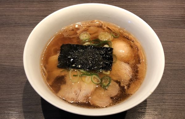 「醤油らぁ麺 +名古屋コーチン味付玉子」@支那そばや 本店の写真