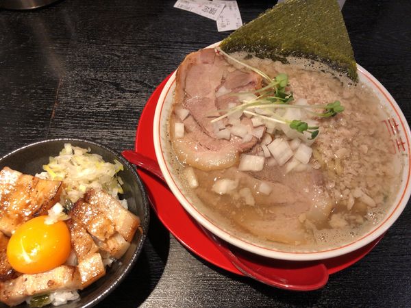 「煮干鬼脂中華そば(大盛り) + 極チャーシュー丼」@つけめんTETSU 三鷹店の写真
