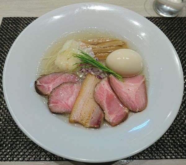 「特製中華蕎麦＜塩＞」@宍道湖しじみ中華蕎麦 琥珀 東京本店の写真