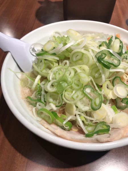 「醤油ラーメン➕薬味多め➕チャーシュー⁉️」@こってりらーめん せきやけの写真