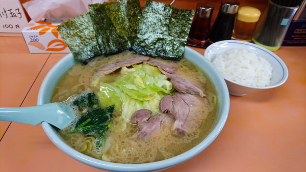 「キャベツチャーシューメン+大盛り+ライス」@梅浜亭の写真