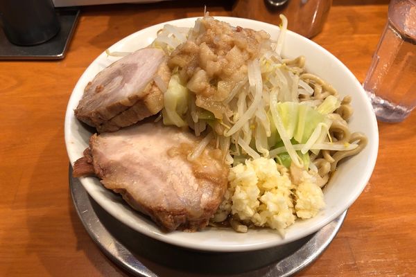 「大ラーメン800円(ニンニク、アブラ)+味付けうずら100円」@麺屋穴場の写真