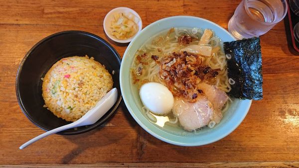 「ランチＡ（ランチラーメン（しお）＋半チャーハン）＋味玉＋揚げ」@佐野ラーメン たかのの写真