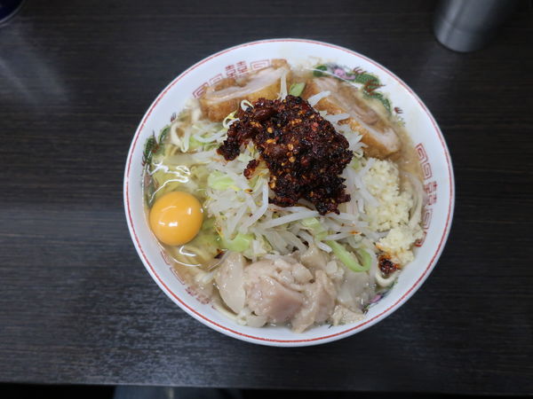 「小ラーメン（麺半分）＋ラー油＋生たまご（ニンニク・アブラ）」@ラーメン二郎 川越店の写真