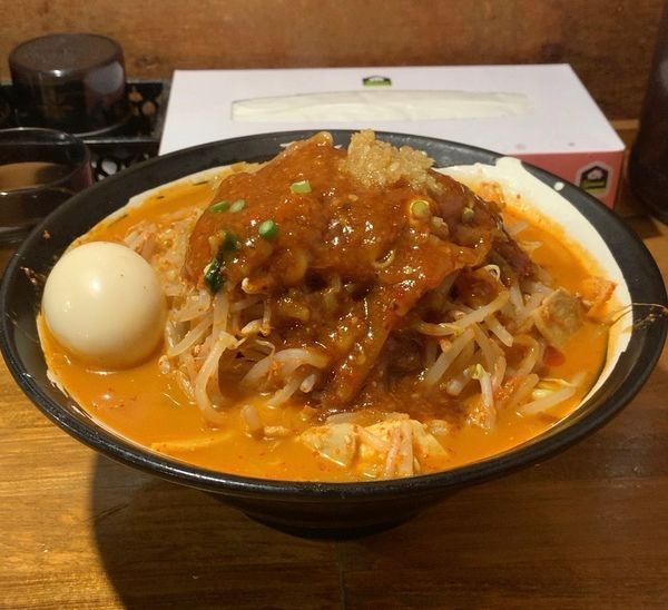 「味玉どて辛めん 野菜増し バラ肉倍増」@どてちん 習志野店の写真