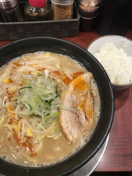 「豚骨みそラーメン、サービス大盛り、サービスライス」@豚骨ラーメン じゃぐら 高円寺店の写真