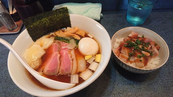 「特製中華そば(醤油)1050円＋肉めし250円」@麺屋 咲の写真