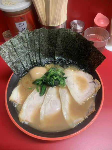 「チャーシュー麺　並　固め　極上のり　サービス　味玉」@横濱家系ラーメン 勝鬨家の写真