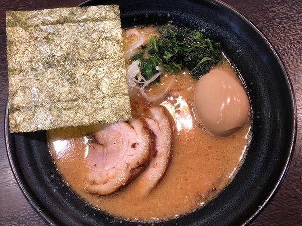 「濃厚豚骨濃口醤油半ちゃーしゅー麺＋味玉子」@しょうゆのおがわや 北野店の写真