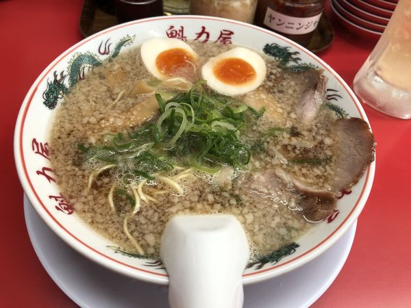 「特製醤油ラーメン＋玉子＋ハイボール」@魁力屋 センター南店の写真
