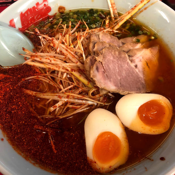 「ウルトラ激辛ラーメン　920円　煮豚」@ラーメン山岡家 大泉店の写真