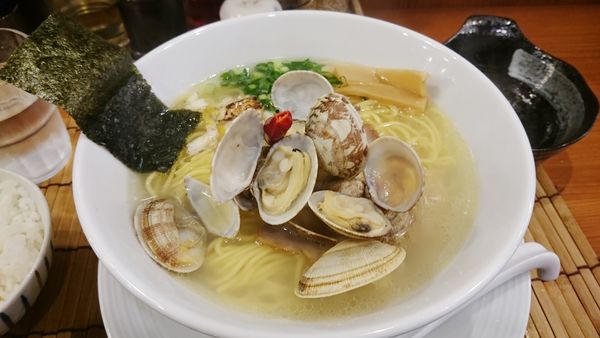 「鯛と浅利の塩らーめん(900円)+大盛り&ライス(0円)」@鯛塩らーめん 狛龍の写真