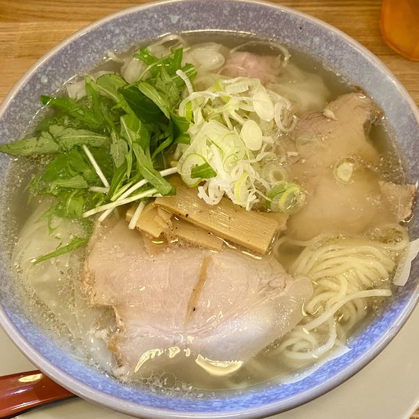 「塩ワンタンメン＋生ビール」@ワンタンメンの満月 三鷹店の写真