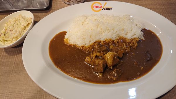 「特製ビーフカレーと野菜のセット　８００円　※」@MAJI CURRY 神田神保町店の写真