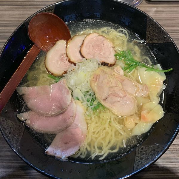 「チャーシュー三味塩らー麺1300円＋海老ワンタン350円＋麺の大」@厚木本丸亭の写真