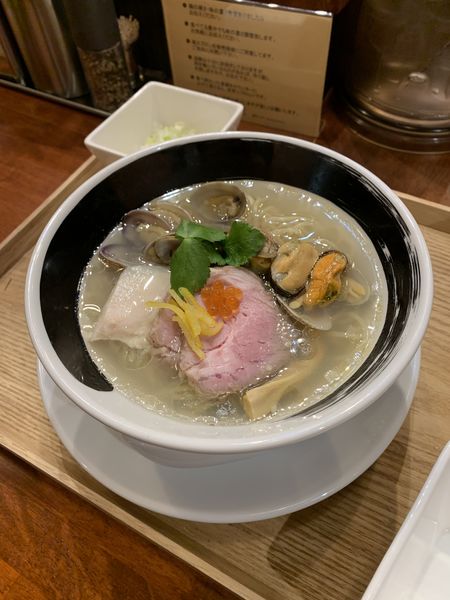 「浅利とムール貝の汐そば 950円 ネギ 100円」@麺処しろくろの写真