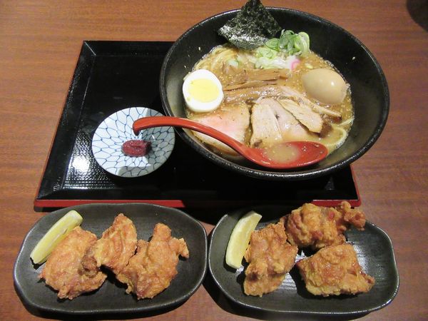 「特製味噌ラーメン（１０５０円）＋唐揚げ×２　５８０円」@中華そば 蓮の華の写真