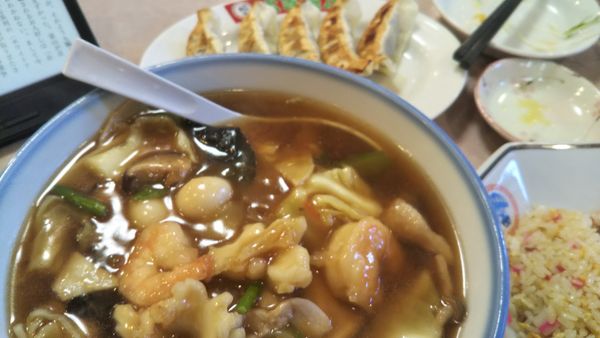 「五目うま煮そば（半チャーハンセット）＋餃子」@大吉飯店の写真