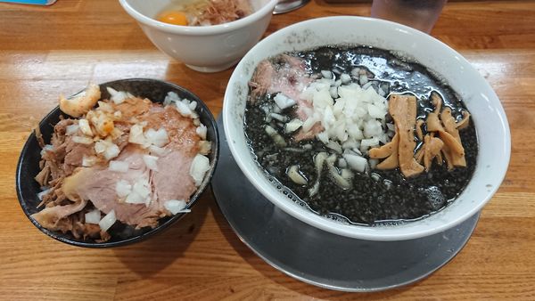 「【限定】中華そば 竹炭味噌 910円 + 肉丼 320円+α」@中華そば136の写真