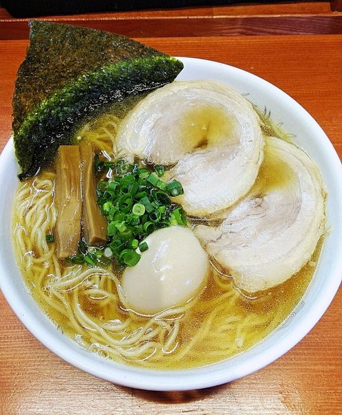 「(裏) 醤油ラーメン 700円＋味玉クーポン」@らーめん・油そば 笑びすの写真