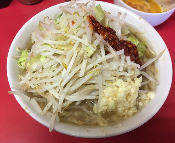 「小ラーメン 玉子 1010カレー ヤサイ ニンニク ラー油」@ラーメン二郎 千住大橋駅前店の写真