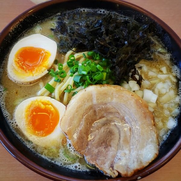 「煮干し豚骨ラーメン ８００円」@横濱家系ラーメン たくみ家 水戸南店の写真