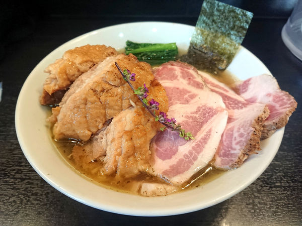 「塩煮干しそば+チャーシュー+厚切り豚」@陽はまたのぼるの写真