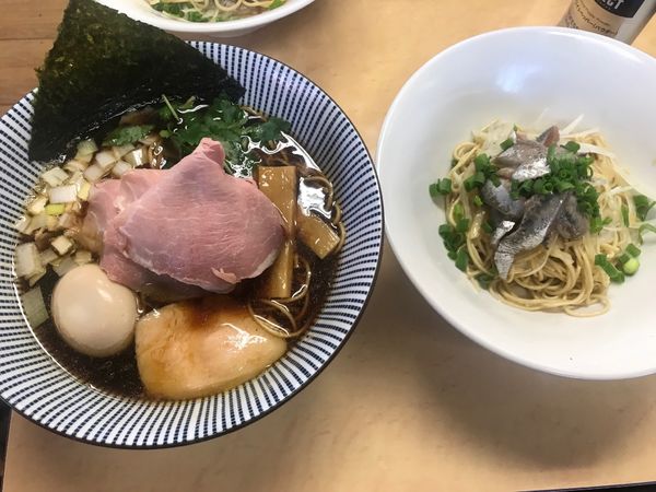 「煮干しそば黒醤油700円+いわしそば450円」@中華そば よしかわの写真