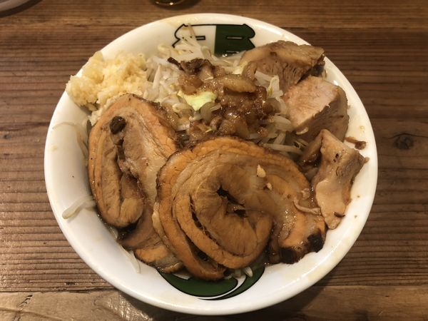 「雷そば（ミニ）野菜　ニンニク　豚増し　トロ豚」@雷 千葉駅前店の写真