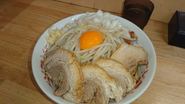 「小ぶた４枚(950円)+汁なし(80円)+玉ねぎ(50円)」@ラーメン 登良治郎の写真