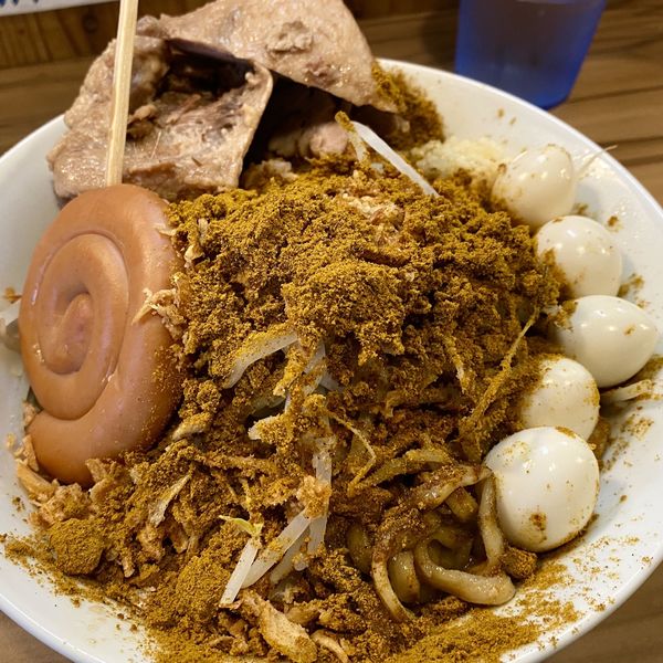 「汁なし 茶（ニンニク入，野菜普通）＋豚キャンディ＋うずら」@ヒノブタセカンド 南越谷駅前店の写真