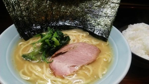「らーめん並 720円＋のり 100円＋半ライス 110円」@ラーメンたかし屋の写真