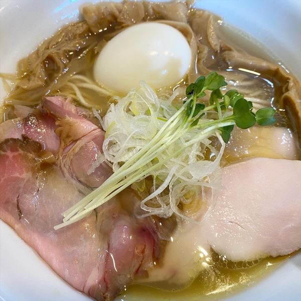 「焼豚2種塩と貝のラーメン　味玉トピ」@ラーメン 健やかの写真