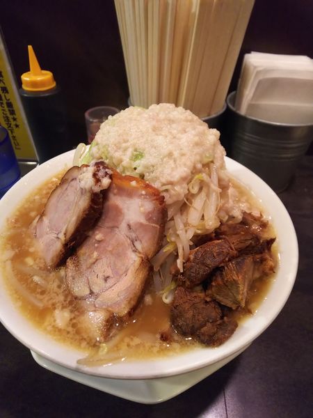 「ラーメン(小)ヤサイ増し、背アブラ超ビタ、ほぐし豚(オマケ)」@ガツ盛りラーメン バンブル 西浦和店の写真