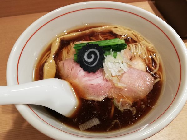 「醤油らぁ麺」@らぁ麺 くろ渦の写真