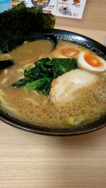 「味玉濃厚豚骨醤油ラーメン（８３０円）」@つけ麺 らーめん 春樹 鮫洲店の写真