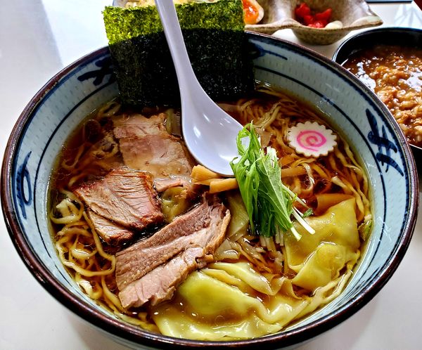 「手打ちワンタン(醤油)+ランチセット」@手打ち中華そば 凌駕の写真