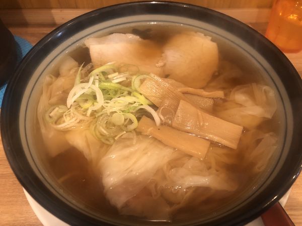 「ワンタンメン（790円）」@ワンタンメンの満月 三鷹店の写真