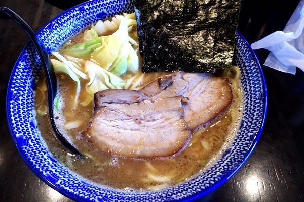 「豚骨醤油らーめん(780円)・大盛り(100円)」@麺 やまだの写真