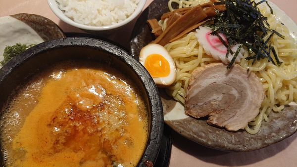 「石焼きつけ麺 橙(味噌)と半ライス(ランチサービス)」@らーめん岡崎 鶴ヶ島店の写真