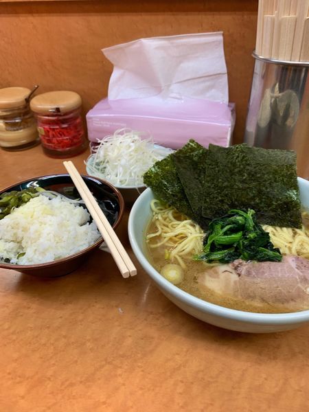 「ラーメン並　ライス　ネギ」@横浜ラーメン 町田家 新百合ヶ丘店の写真
