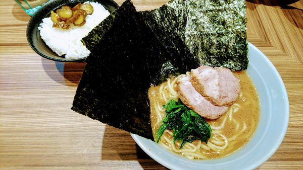 「ラーメン(味濃いめ･麺硬め)+海苔･ライス(サービス)」@横浜らーめん渡来武 総本店の写真