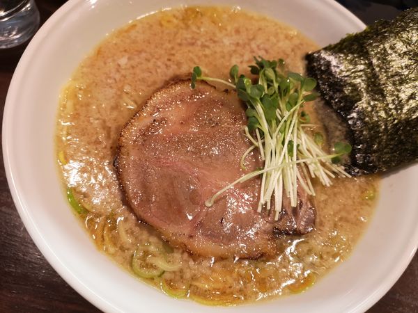 「背脂醤油らーめん(大)」@麺や まる喜の写真