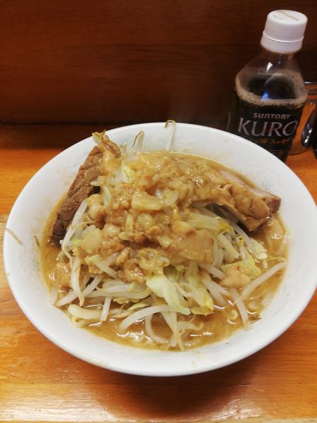 「麺少なめラーメン　700円　自販機　黒烏龍茶180円」@ラーメン二郎 立川店の写真