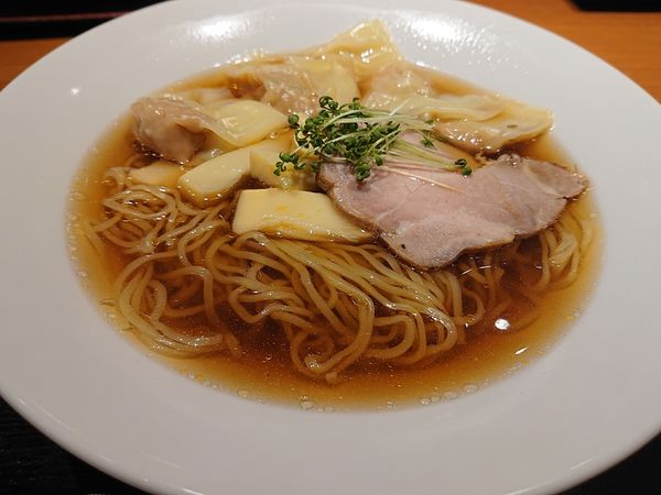 「自家製肉ワンタン麺(醤油、麺大盛)」@らぁ麺 鶏だし屋の写真