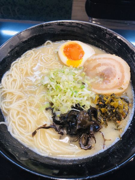 「本格的に炊いたとんこつスープ。イチオシのらーめん博多。」@麺屋 やふの写真
