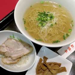 塩ラーメンセット（チャーシュー。880円）